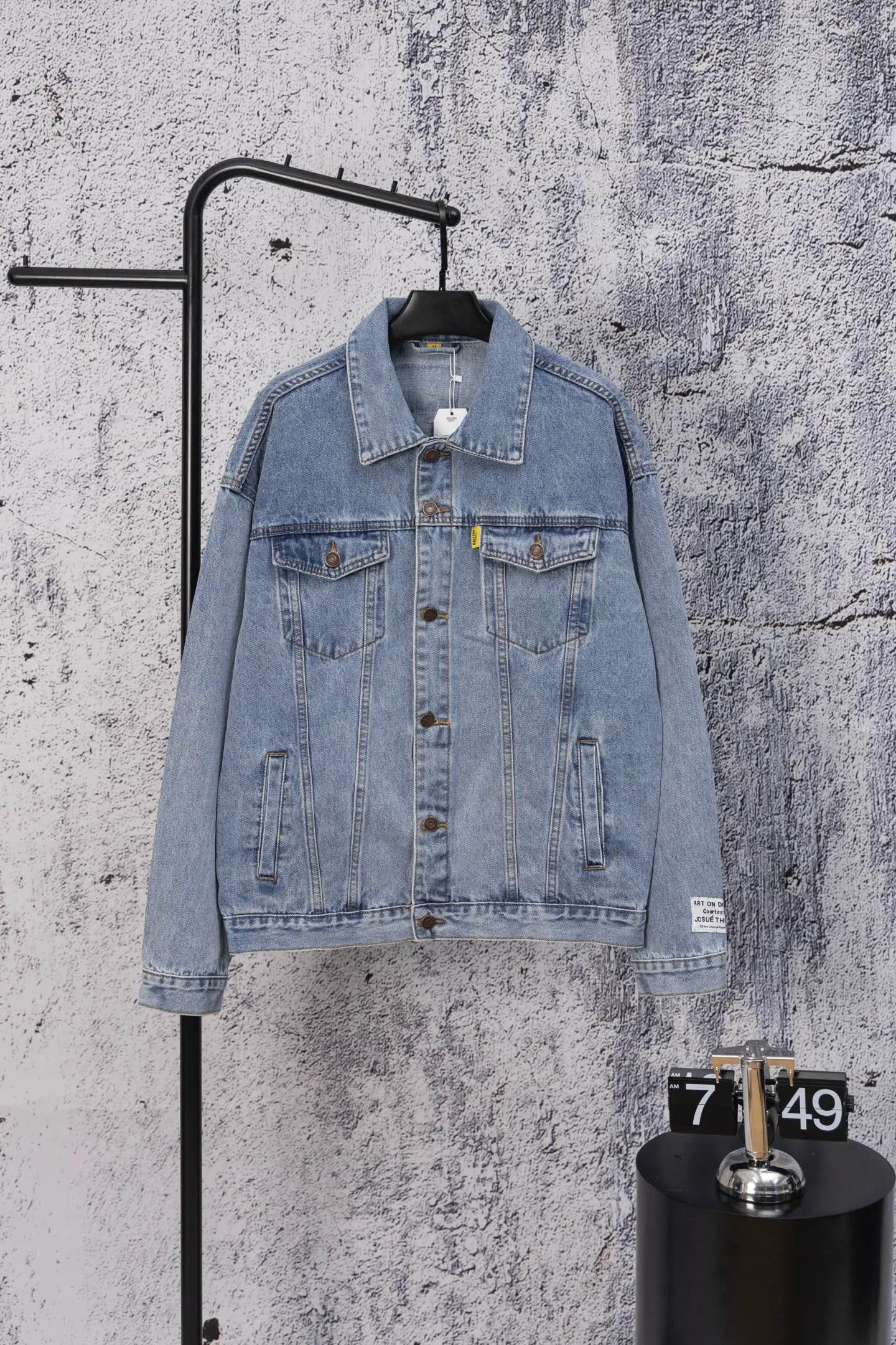 💰280 GALLERY DEPT. 22fw Vintage Andy Denim Jacket Embroidered Black Logo Washed Distressed Denim Jacket Denim Jacket Same Style for Couples Gallery Dept. was born in the soil of Los Angeles street culture. With the core concept of "art is daily life", it deeply integrates traditional denim craftsmanship with modern graffiti art. The brand transforms old denim, Vintage T-shirts and other items by hand, giving them personalized elements such as wear, splashing, splicing, etc. Each piece is hand-finished by craftsmen and has both artistic collection value and practical function. In 2021, the joint capsule series with French veteran Lanvin and the cooperation with Chrome Hearts have attracted the attention of the fashion industry, confirming its transformation from an independent studio to an international trend symbol. Gallery Dept. targets the global fashion pioneer group aged 18-35 and positions itself as a "high street art trendy brand". Its core competitiveness lies in: • Cultural symbol output: Through endorsements from stars such as Virgil Abloh, Jennie, and Justin Bieber, it strengthens the brand's benchmark status in the hip-hop and fashion circles. Size: S-XL